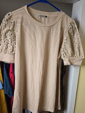 Douse ribbed tee with lace shoulders